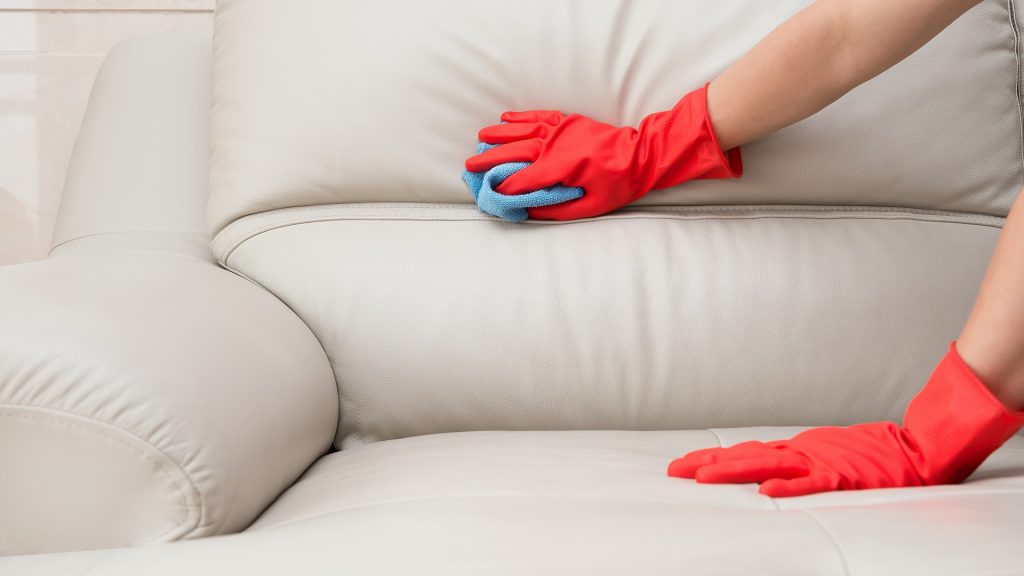 Come pulire divano macchiato