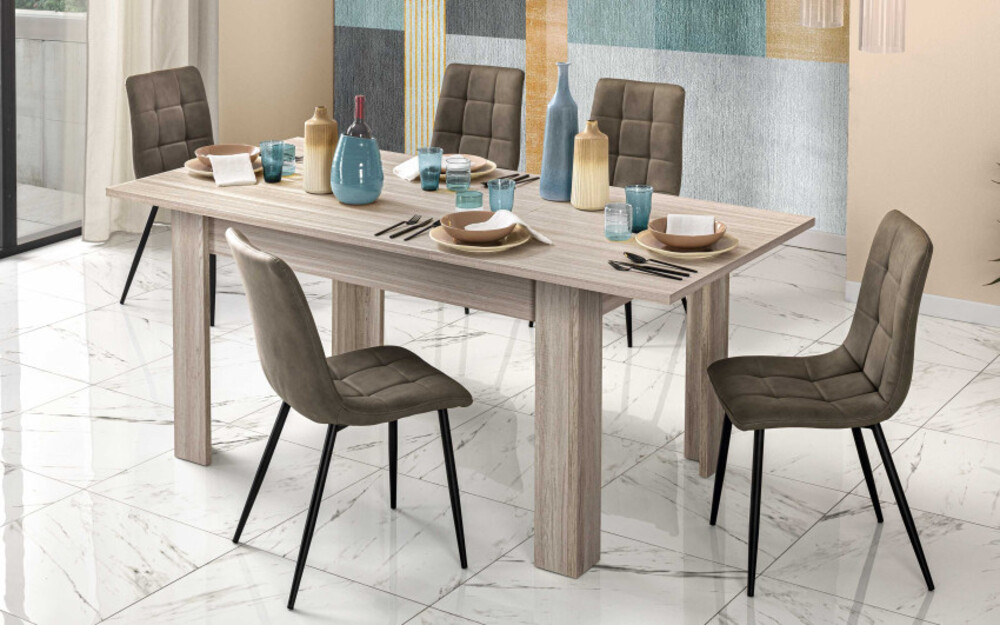 Tavolo da pranzo rettangolare color legno chiaro con sei sedie moderne in una sala da pranzo contemporanea