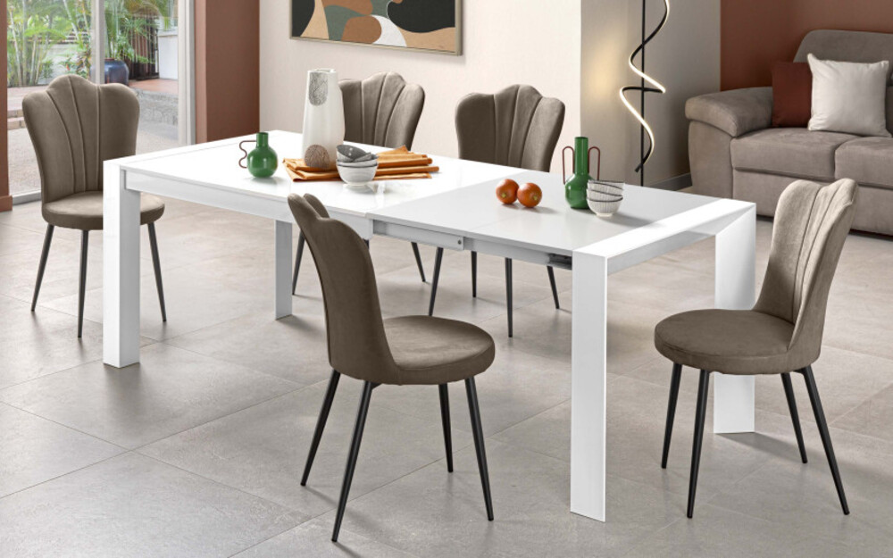 Set da pranzo allungabile bianco lucido con sei sedie imbottite trapuntate bianche