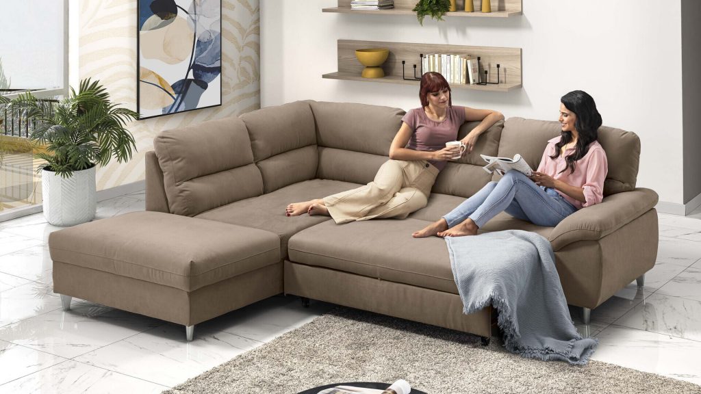 Grande divano angolare modello Zante con pouf contenitore, rivestimento in tessuto, ideale per open space