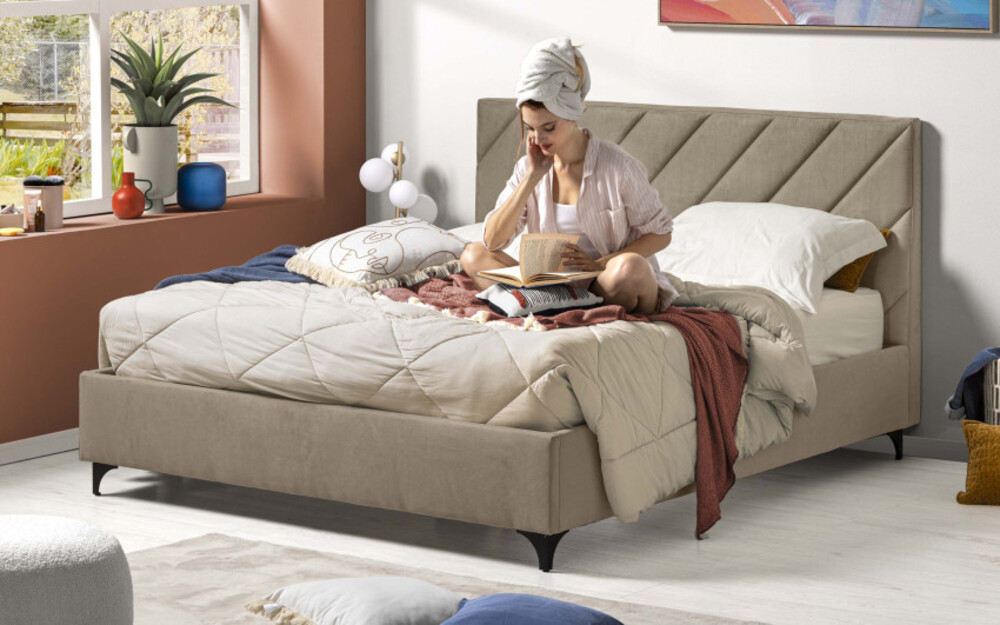 Letto contenitore matrimoniale Sogno con piedini, con finitura in tessuto e testiera dal design geometrico