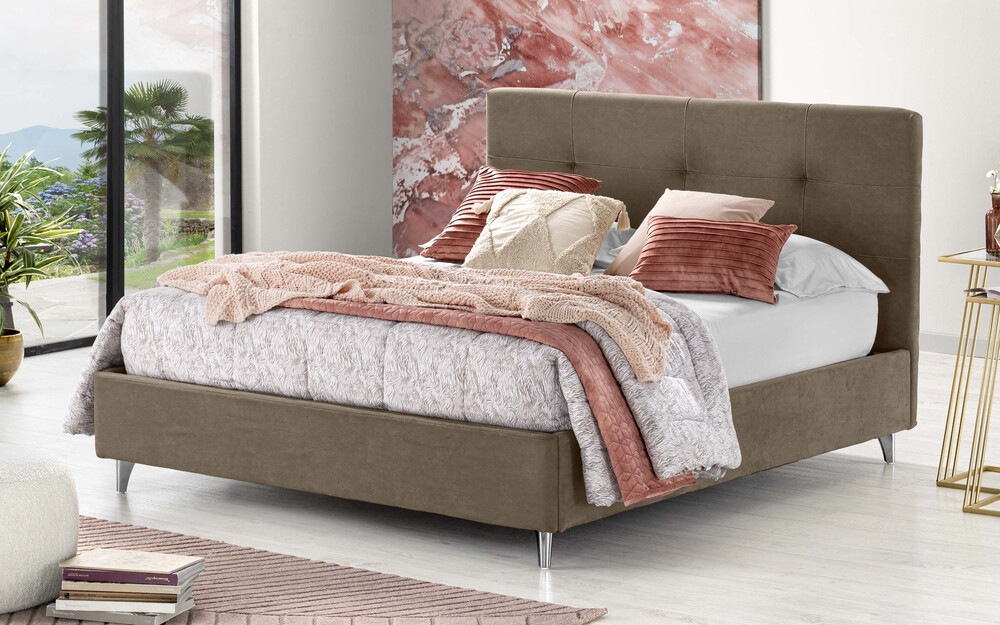 Letto matrimoniale color loto elephant con testiera e piedini in una camera da letto moderna