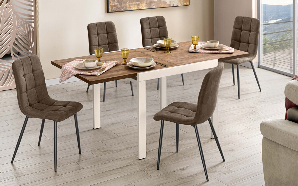 Tavolo da pranzo allungabile Mercurio con piano effetto legno noce abbinato a sedie imbottite Monaco con rivestimento eco talpa
